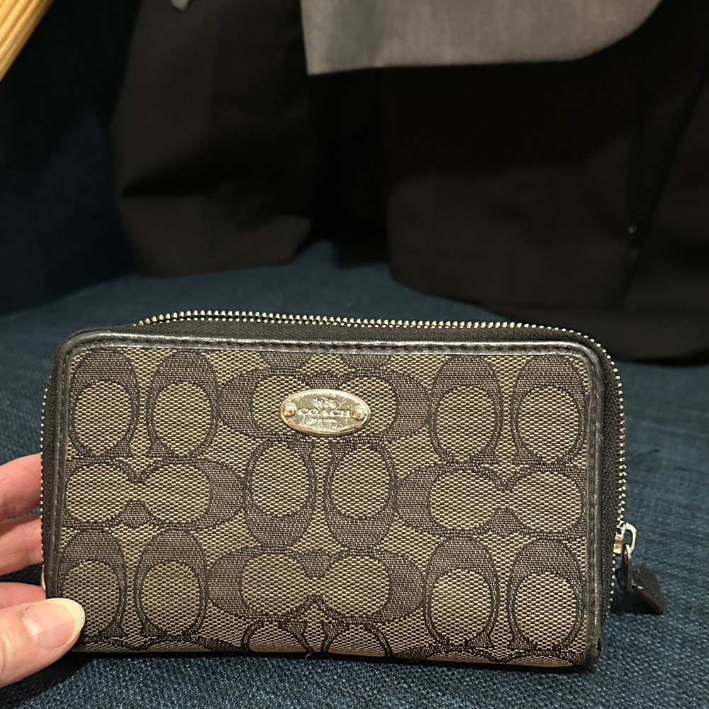 Coach Black and Gray Signature Wallet broken zipper
